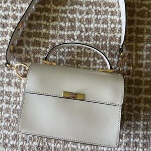 Marc Jacob’s Elegant Cream Handbag